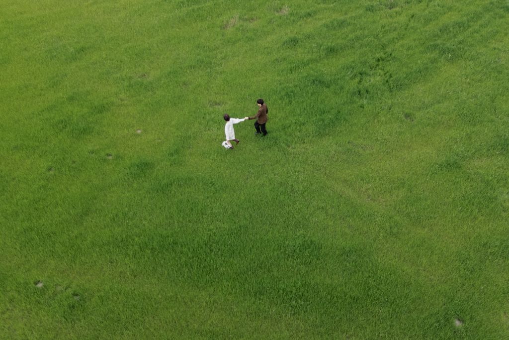 草原でのロケーション撮影 - ドローン